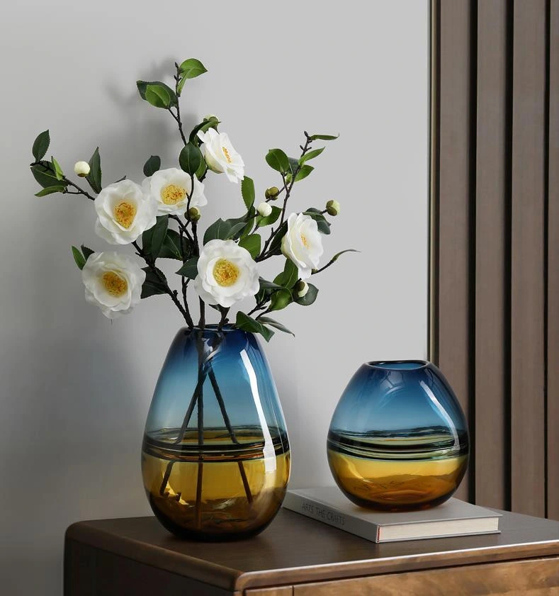 Vase en verre soufflé artificiel coloré, créatif et unique en forme de verre avec un fond épais, décoration d'intérieur et ameublement.