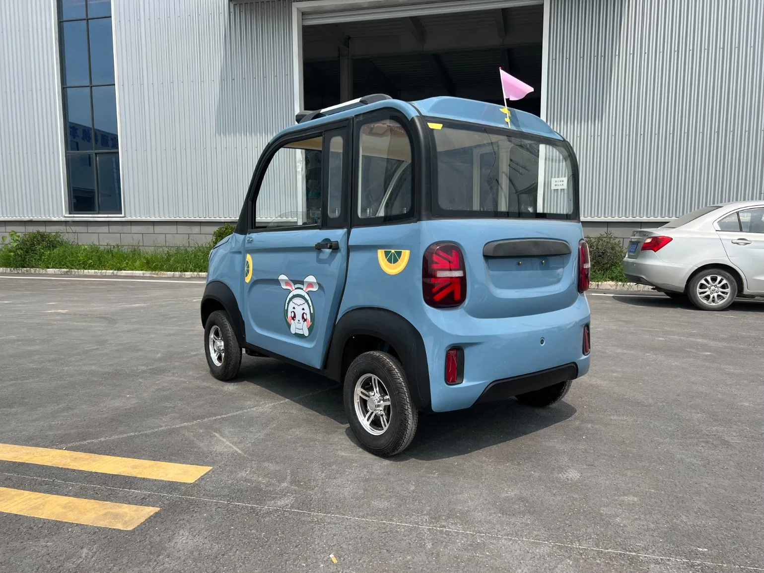 Personnalisation en usine Prix bon marché fermé 2 portes 4 roues avec Petite voiture électrique Dandle Bar.