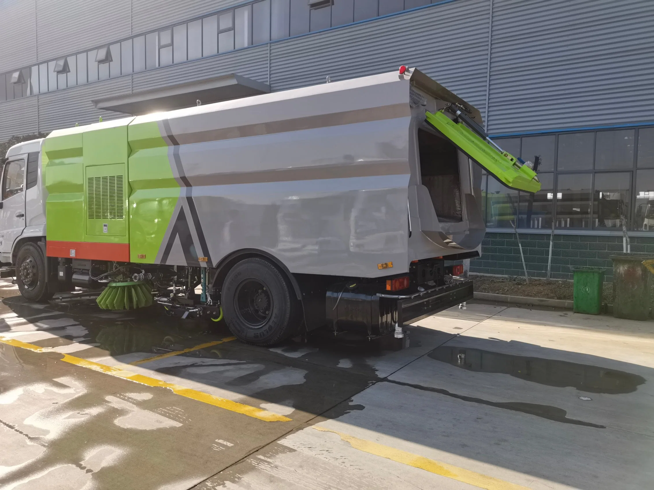 New Customized 4*2 Dongfeng Street Dust Cleaning and Washing Vehicle Road Sweeper Truck 8cbm Street Vacuum Cleaner