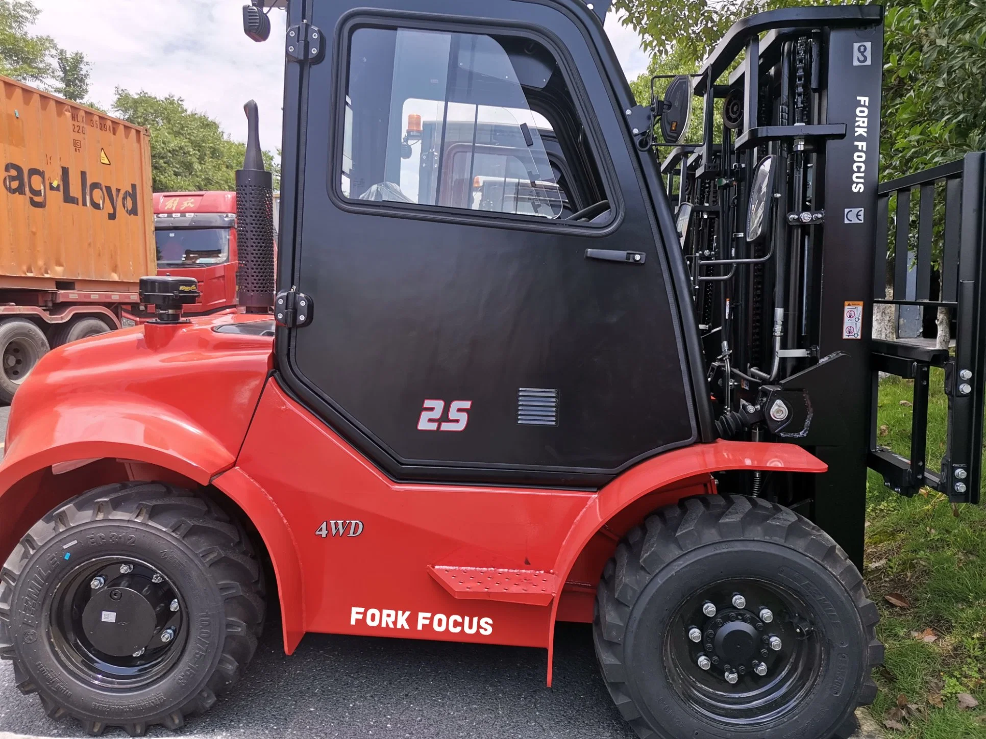 off Road Forkfocus Forklift 2WD 2.0t Rough Terrain Forklift with Triplex Mast Industrial Site