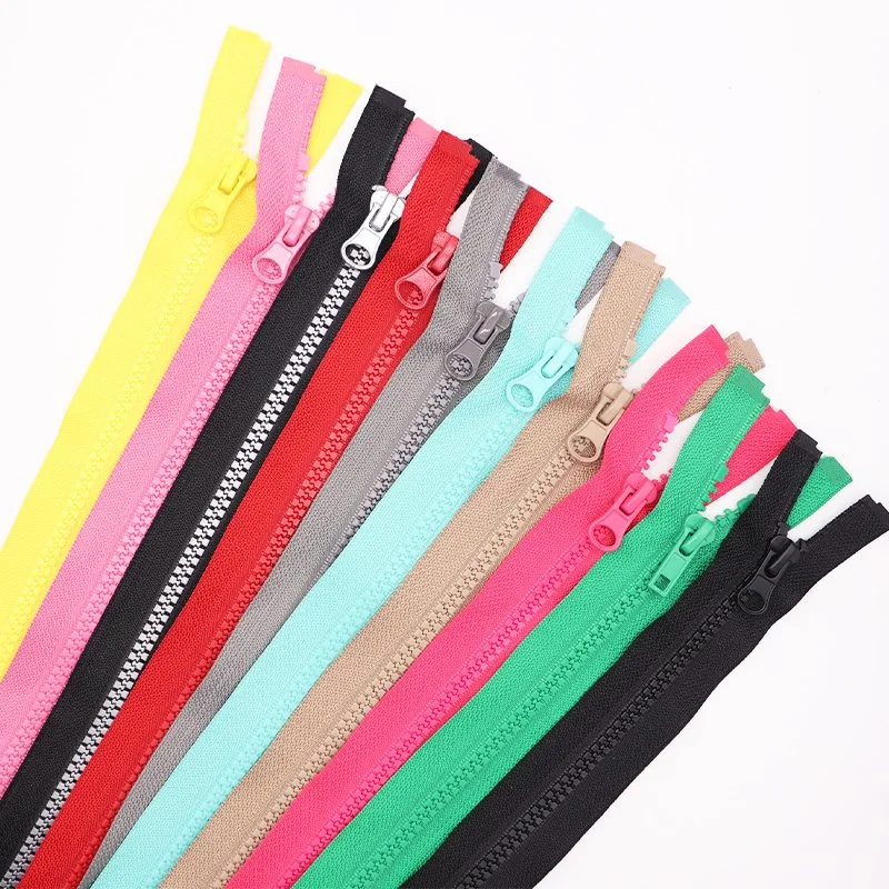 Comercio al por mayor de colores personalizados Cinta de poliéster resina plástica Zipper Zipper con extractor para pantalones, bolsos, chaquetas