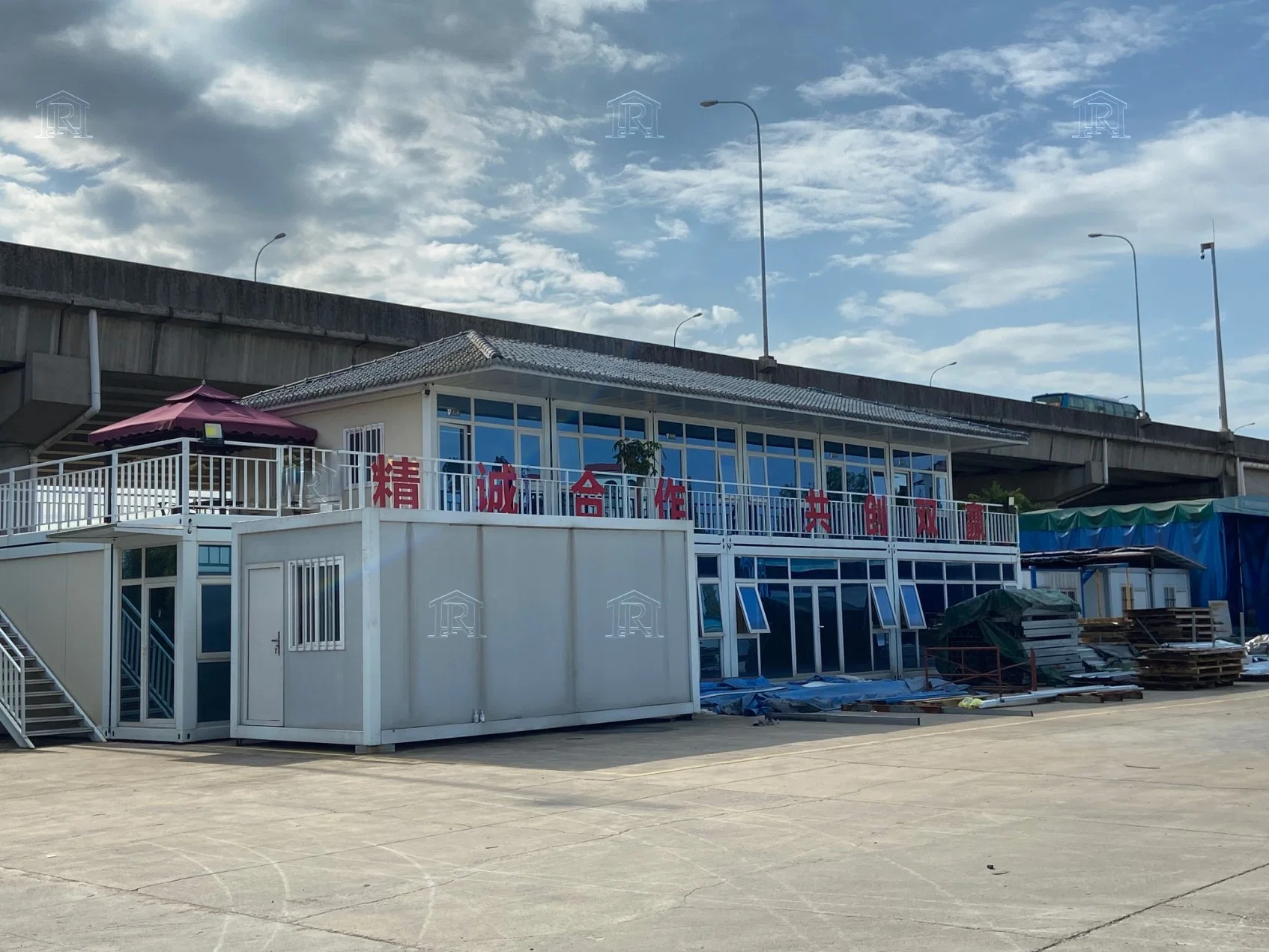 2023 Maison conteneurisée préfabriquée en acier plat emballée dans un conteneur de 20 pieds, de luxe, moderne, portable, entièrement meublée, légère et mobile, en bois.