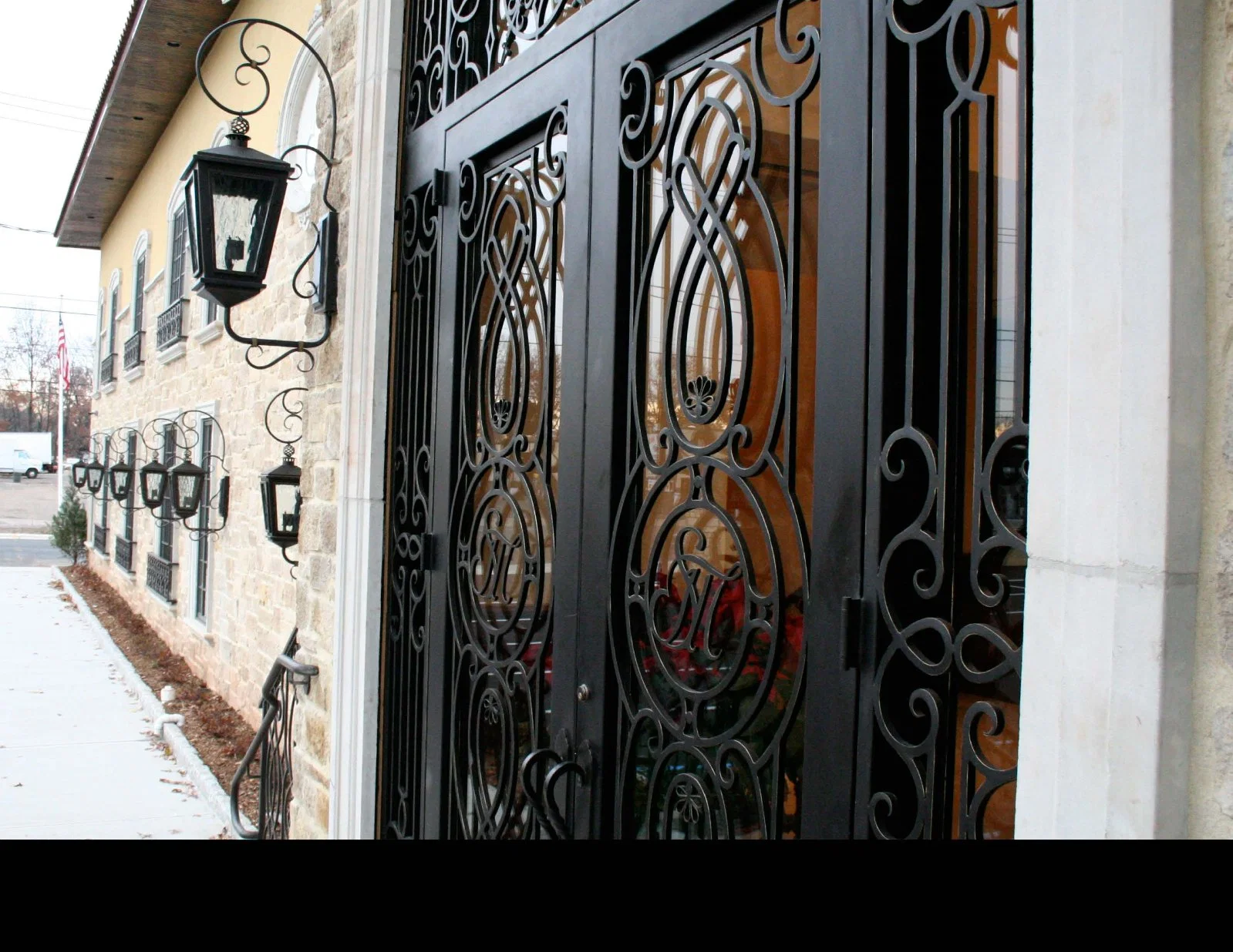 La entrada de la puerta de oscilación de hierro forjado personalizadas