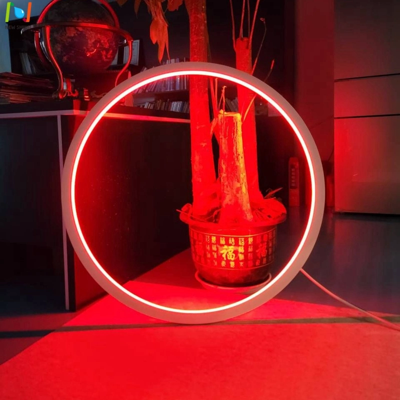 Luminaire suspendu LED émettant de la lumière vers l'intérieur, de forme ronde et circulaire au plafond.