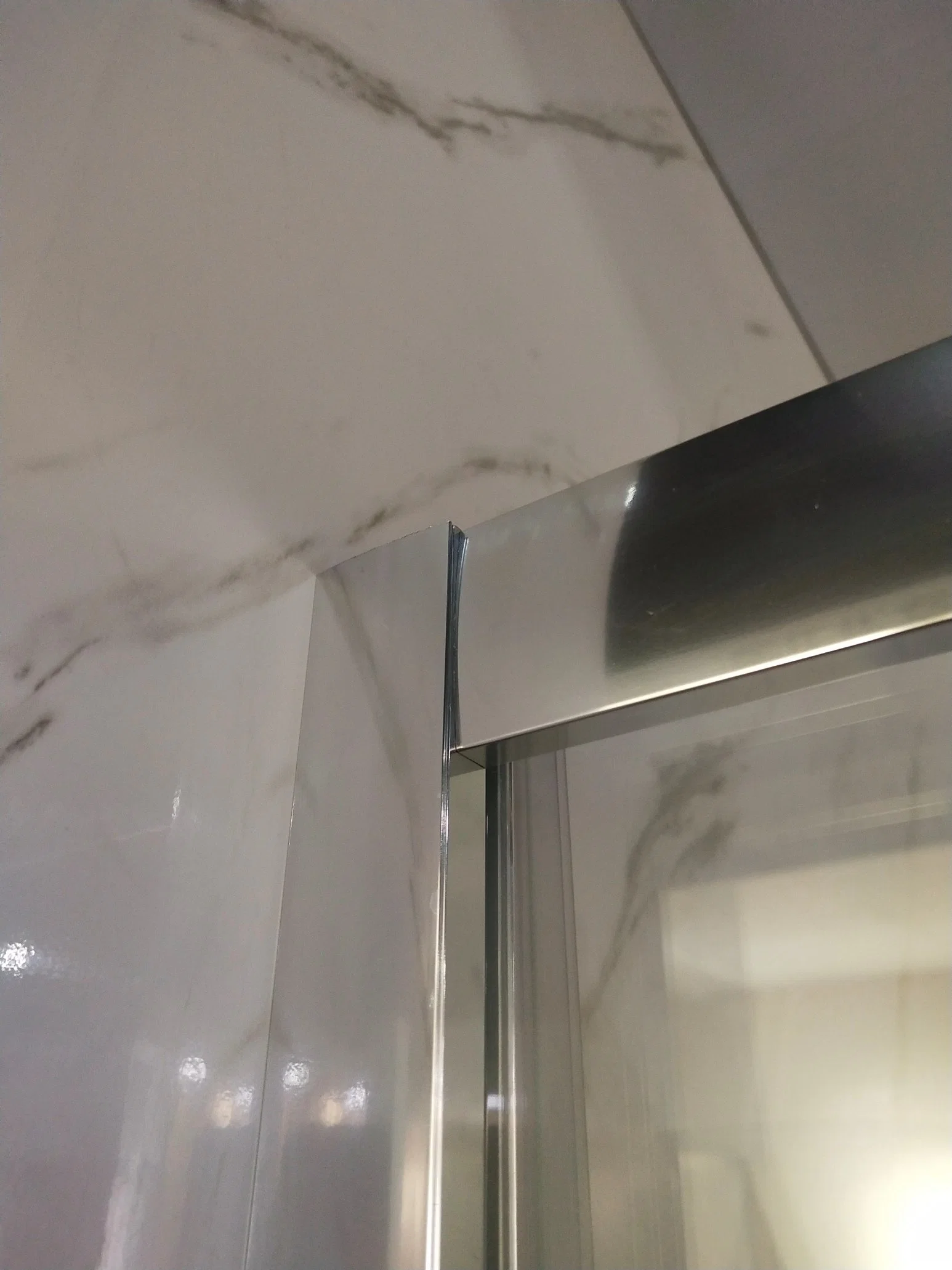 Perfil de aluminio para cabina de ducha con mango de plástico cromado