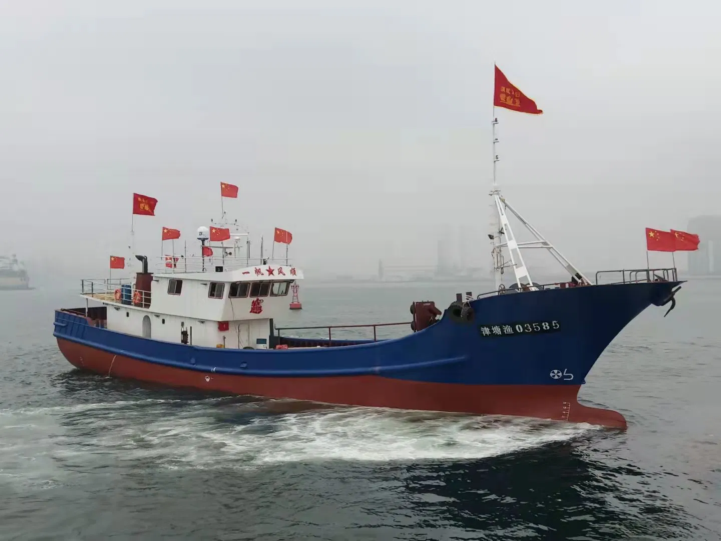 China Manufacturer 42.7m/140FT Steel Commercial Trawler and Gillnet Freezer Fishing Ship for Sale