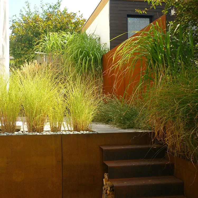 Escaliers d'aménagement paysager, conception de jardin, mur de soutènement en acier Corten.