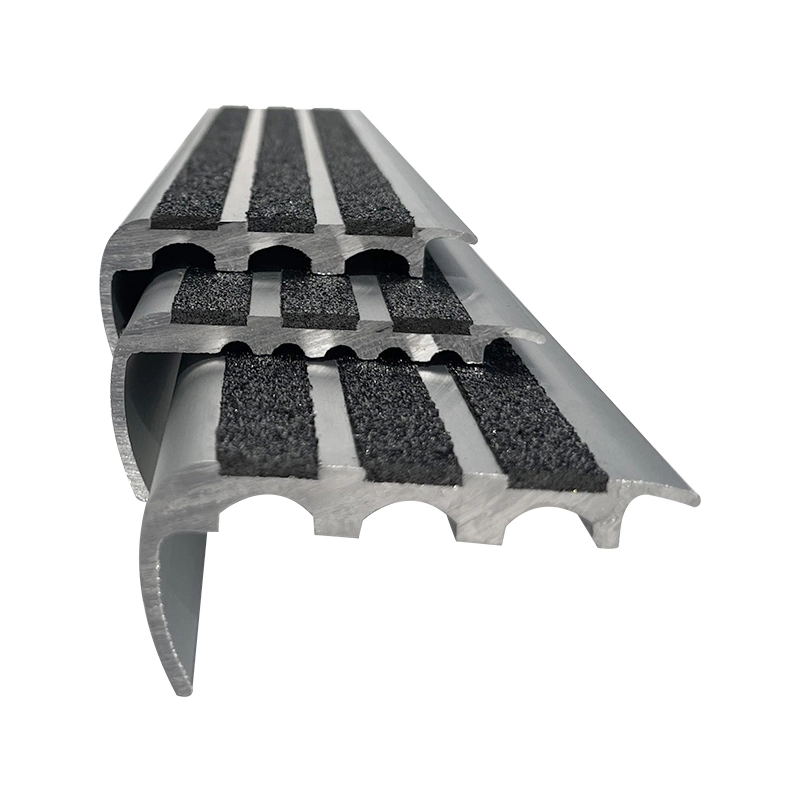 Les pièces antidérapantes pour le montage d'un escalier garantissent la sécurité de la marche en aluminium Nez