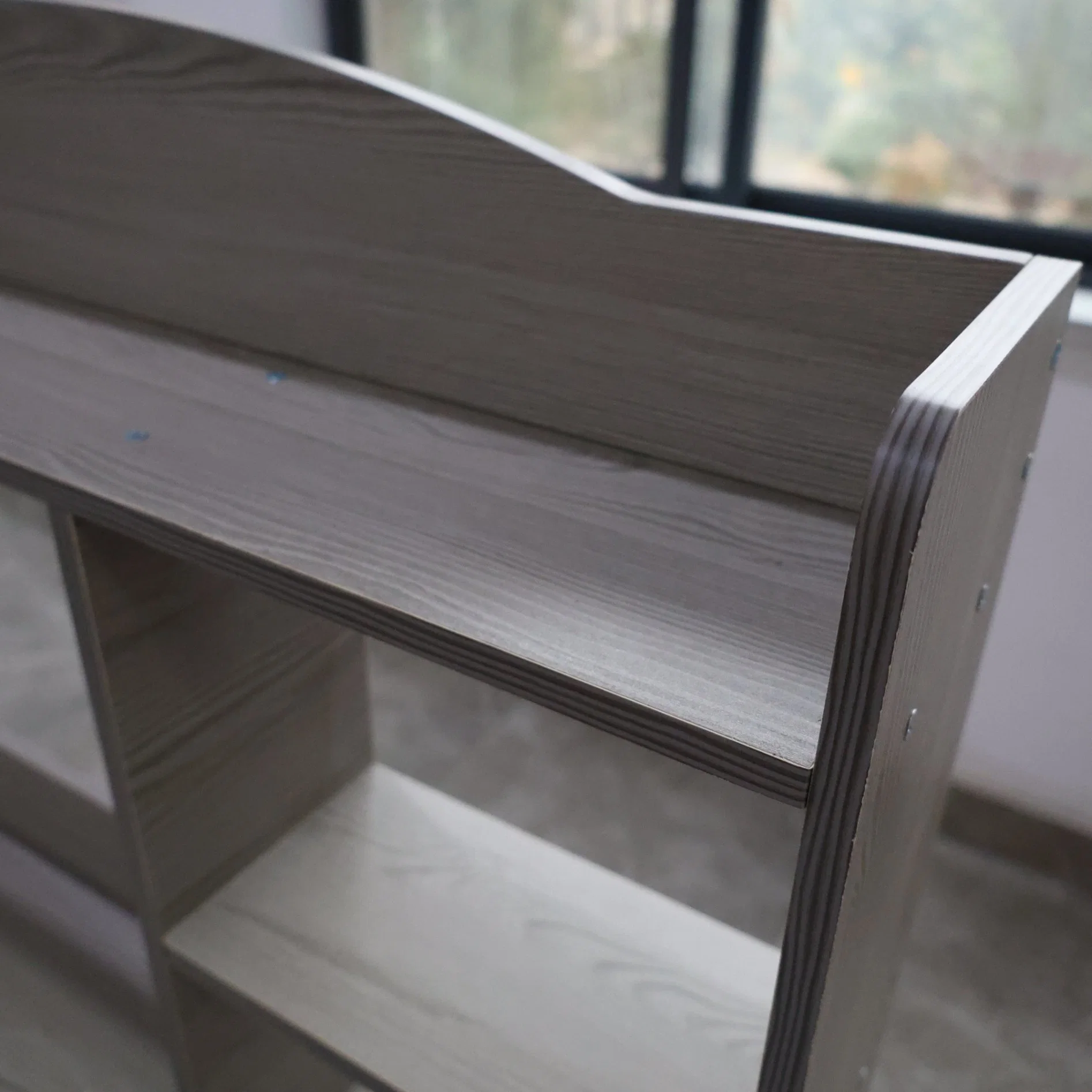 Table pour enfants en MDF avec revêtement en mélamine. Meubles simples. Bureau d'étudiant.