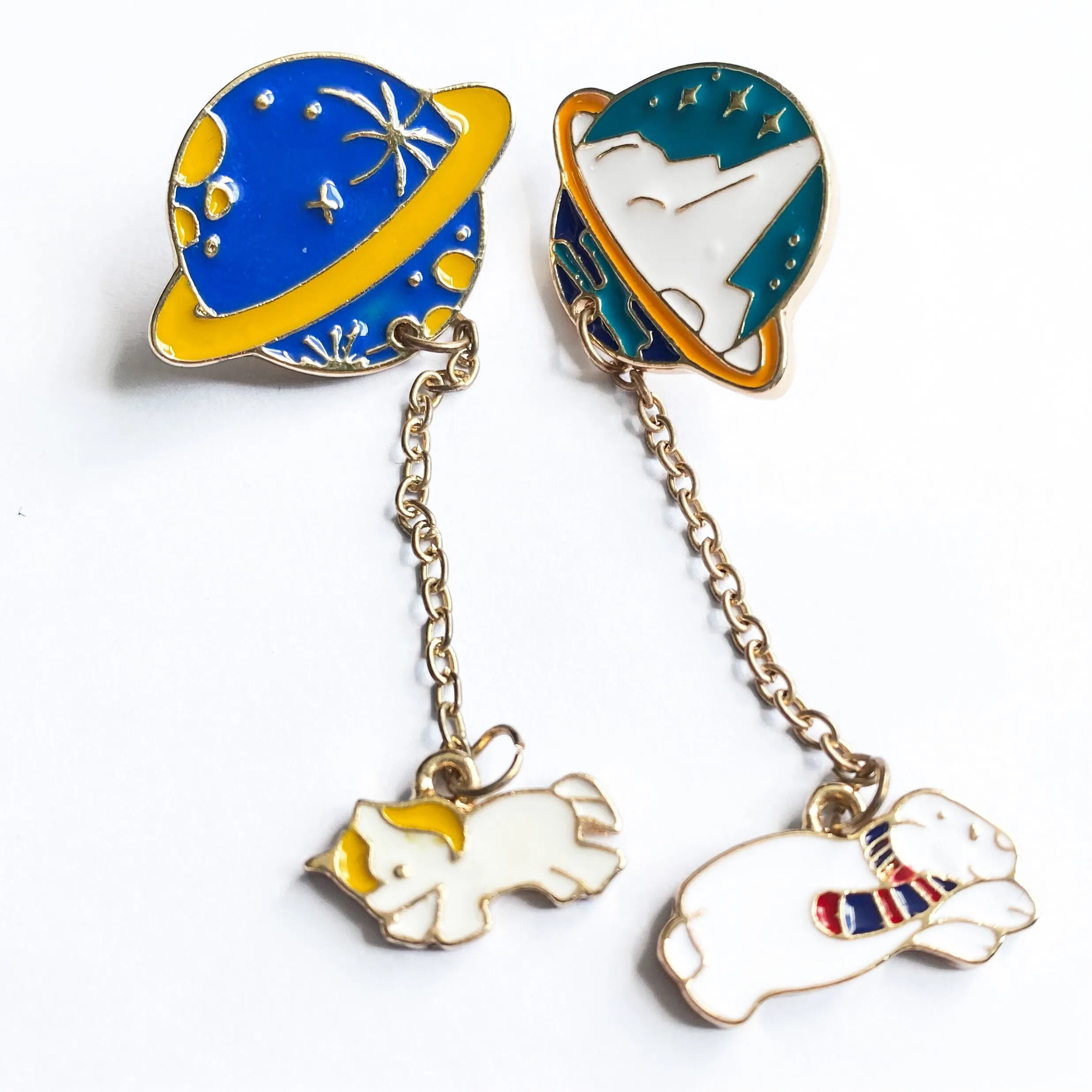 Promotional Gift Chain Pin Astronaut Goldfish Chain Brooch Enamel Lapel Badge