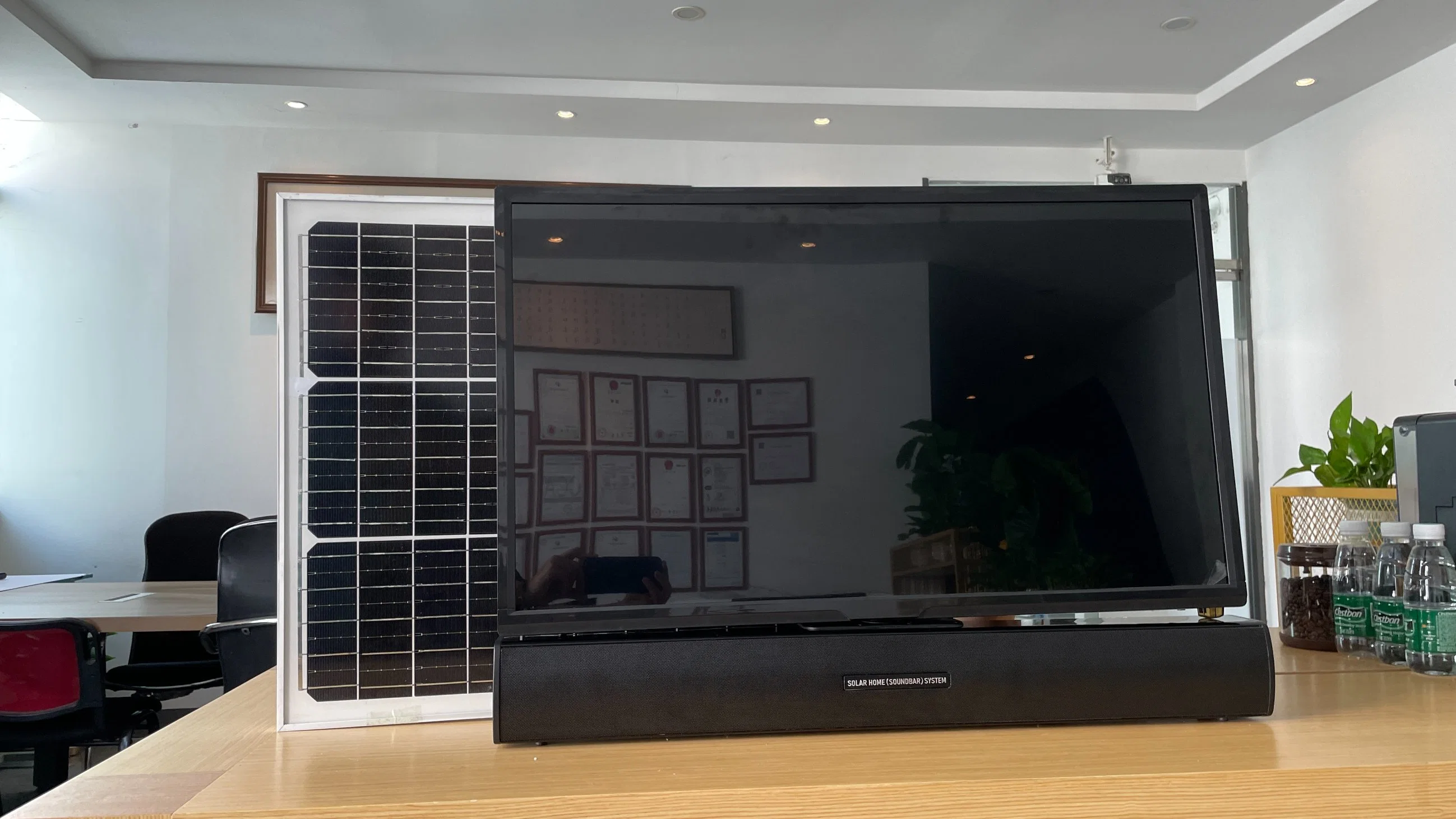 نظام تلفزيون PRO PCV Solar Sound-Bar لإمداد الطاقة الشمسية نظام صوت HiFi Max بقوة 40 واط + تلفزيون مزود باستهلاك منخفض للطاقة بقوة 12 واط نظام الصوت والفيديو