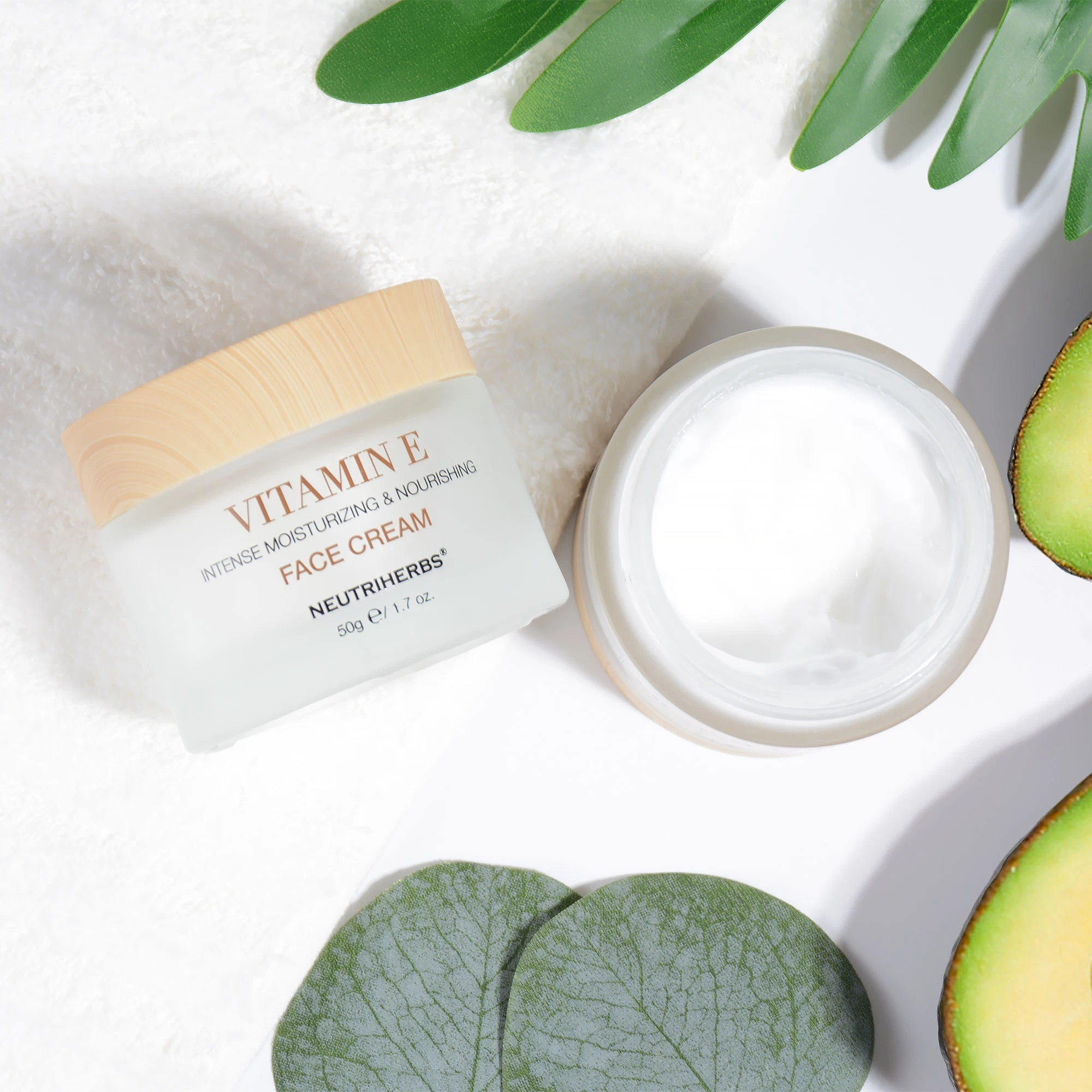 Commerce de gros blanchissant la peau d'acide hyaluronique naturel Jour de la vitamine E visage crème hydratante