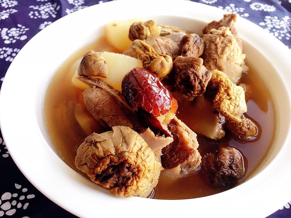 Grade d'un ensemble de champignons séchés organiques pour soupe poulet et nouilles