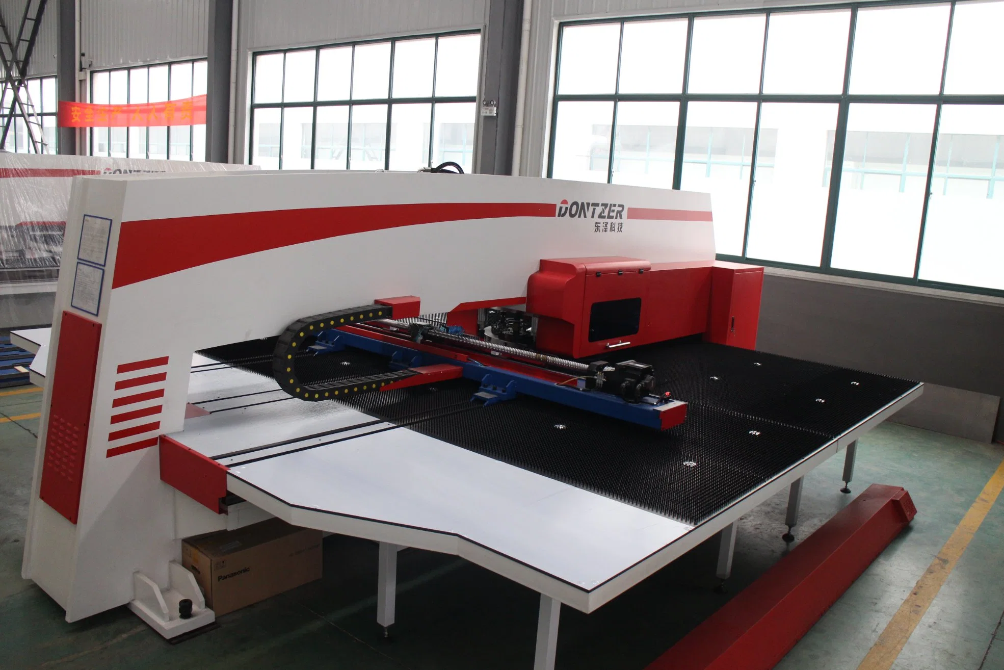 Automatic Process Aluminum Curtain Wall Stamping 2000*6000 Metal Plate CNC Turret Punch Press Machine