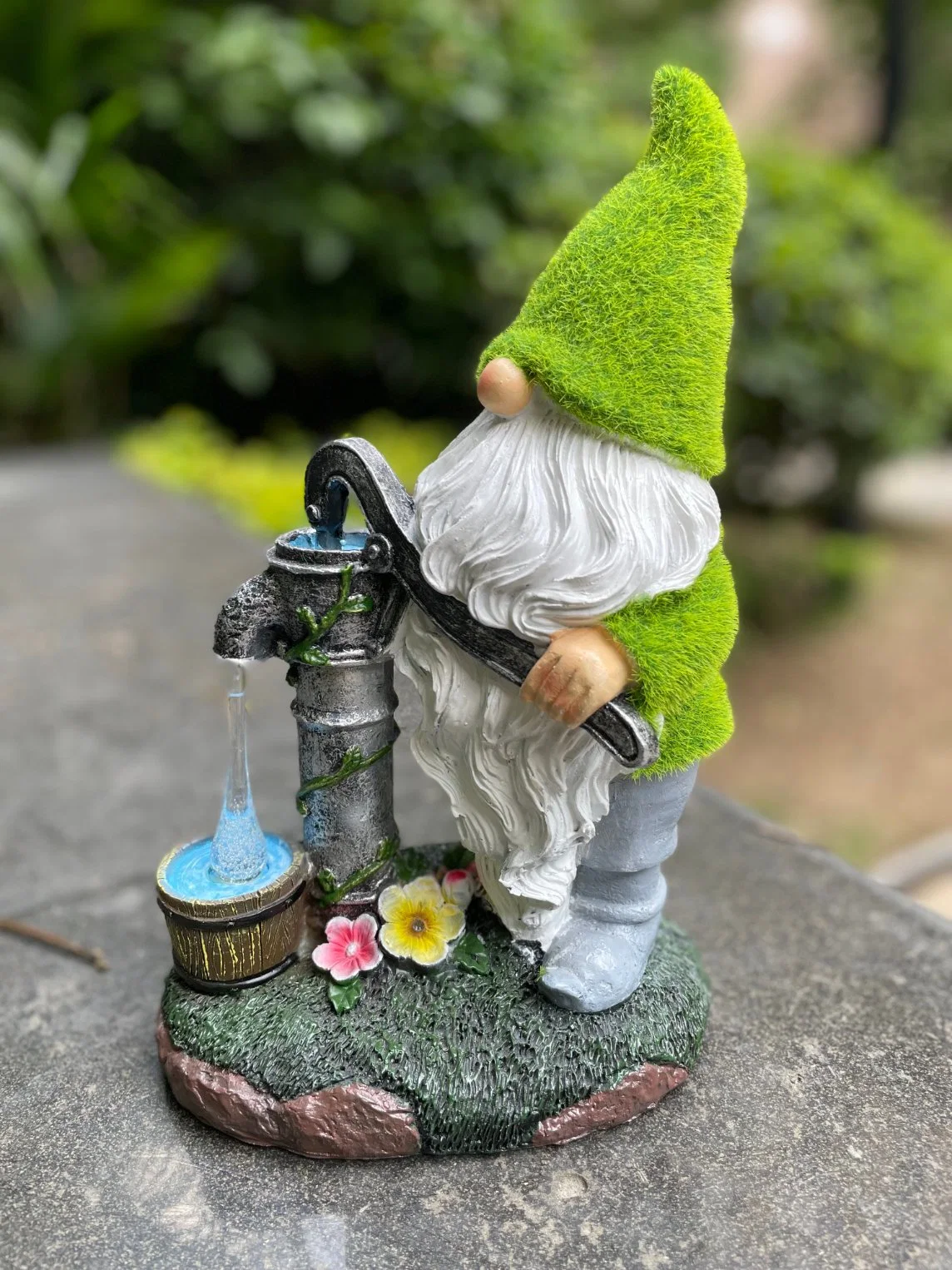 New Style Outdoor Solar Lamp Garden Resin Ornaments Dwarf Water Pressure Resin Crafts LED Resin Gnome Statue