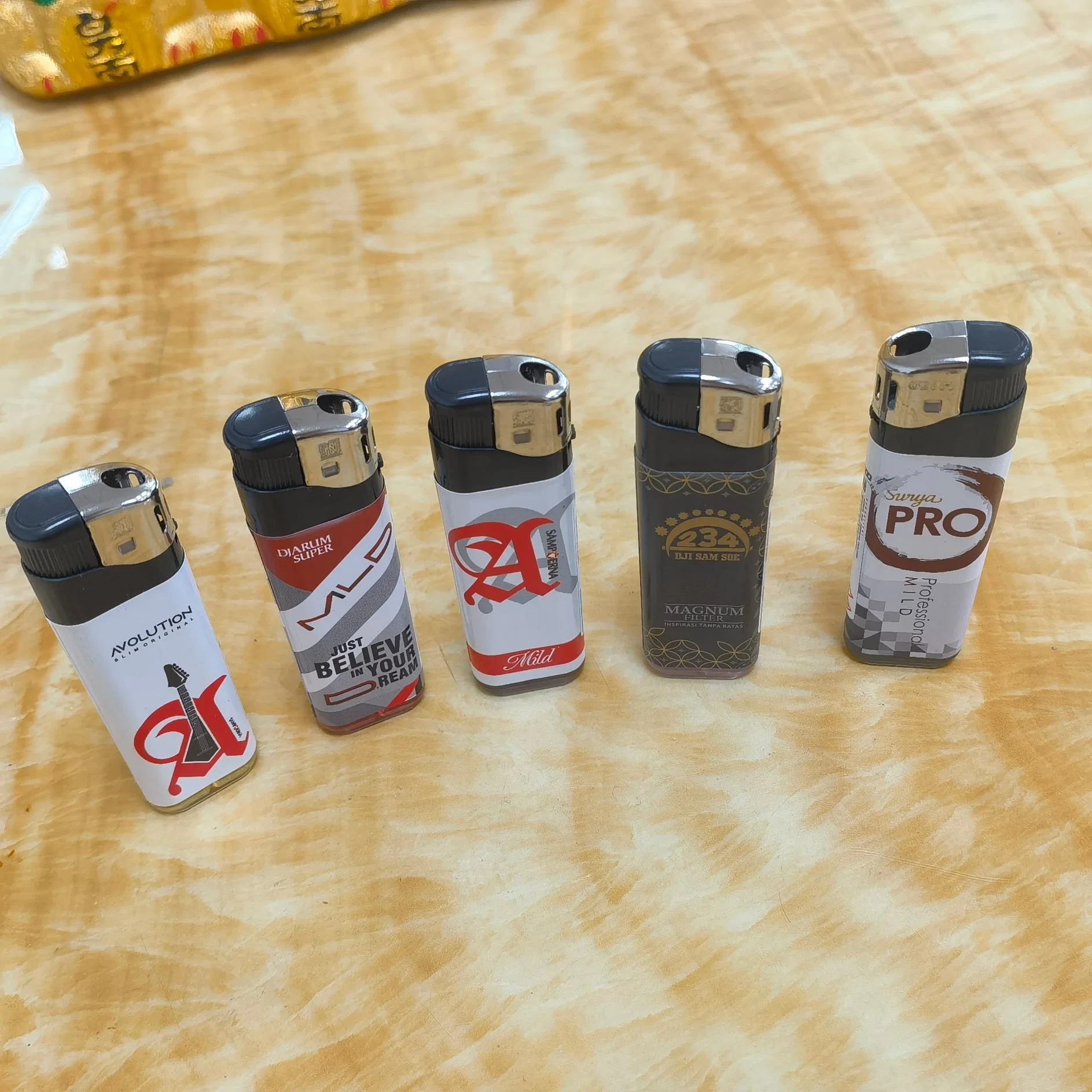 Dongyi High quality/High cost performance  EUR Standard Plastic Cigarette Electric Lighter with Special Patterns