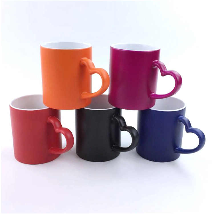 Vente à chaud 11 Oz Personnaliser l'image Sublimation revêtement changement de couleur Tasse pour cadeaux promotionnels