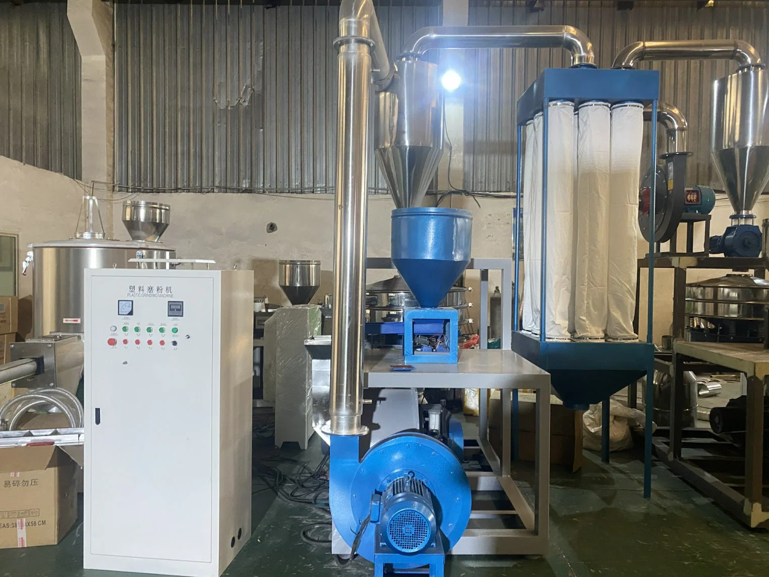 Machine de fabrication de poudre en plastique pour tuyau en PVC en promotion avec broyeur de granulés en PE et système de dépoussiérage.