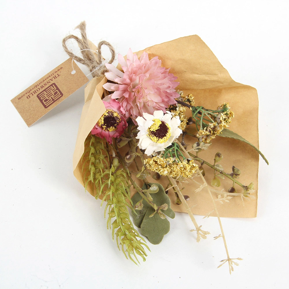 Fleurs sauvages artificielles pour la décoration de printemps et d'été, enveloppées dans du papier kraft.