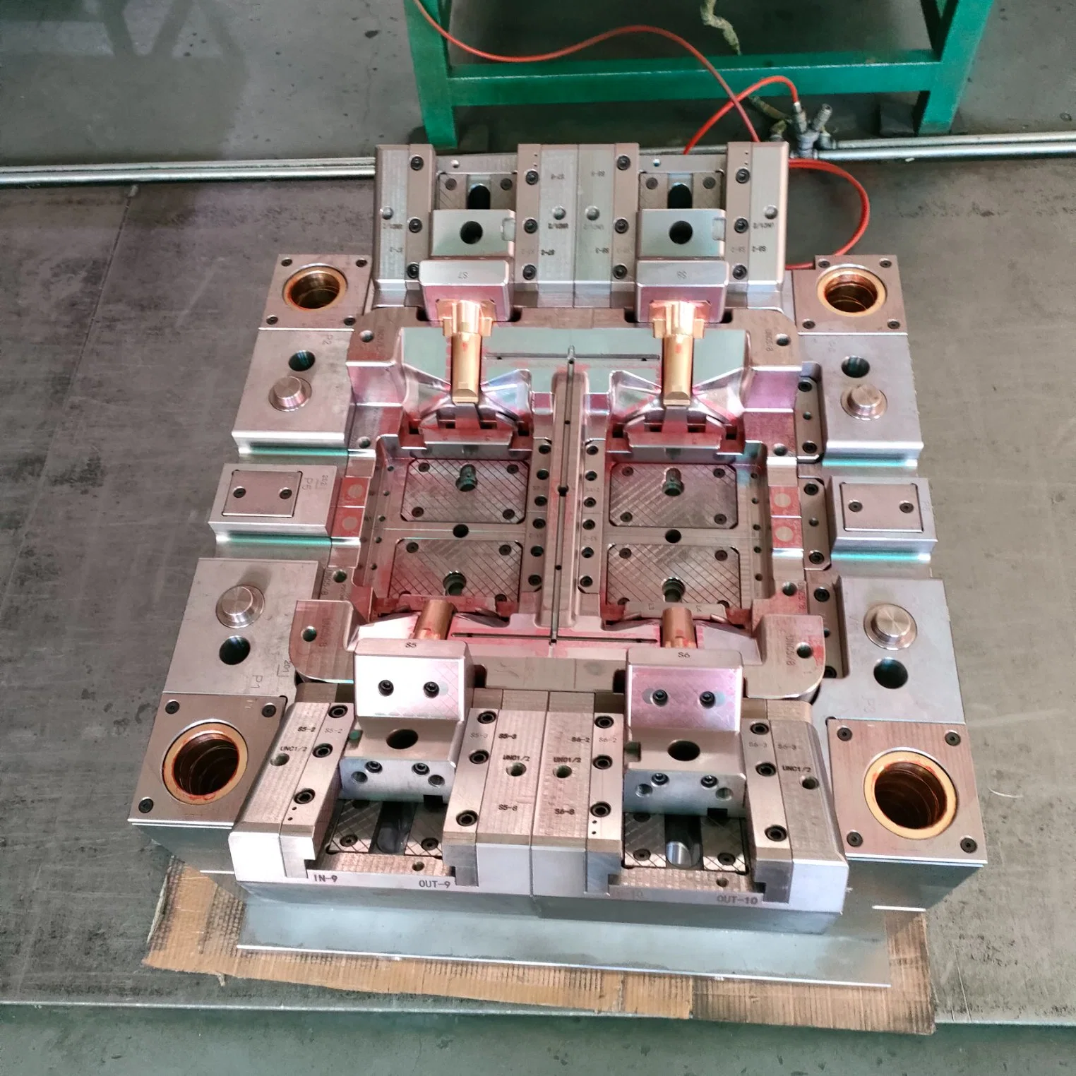 Lkm Injection Mold for Plastic Component with Smooth Surface Finish