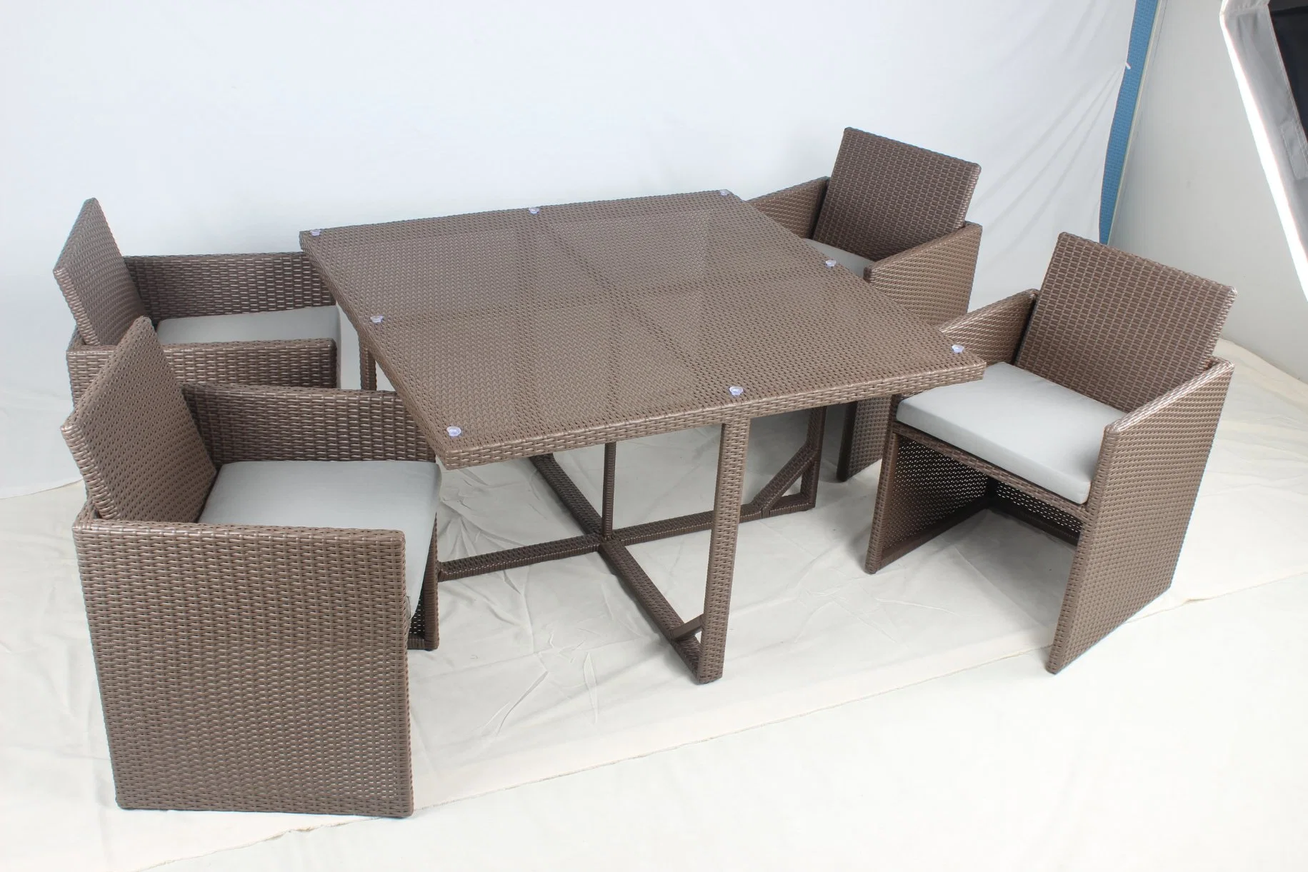 Ensemble de salle à manger en rotin d'extérieur compact pour économiser de l'espace, mobilier d'extérieur.