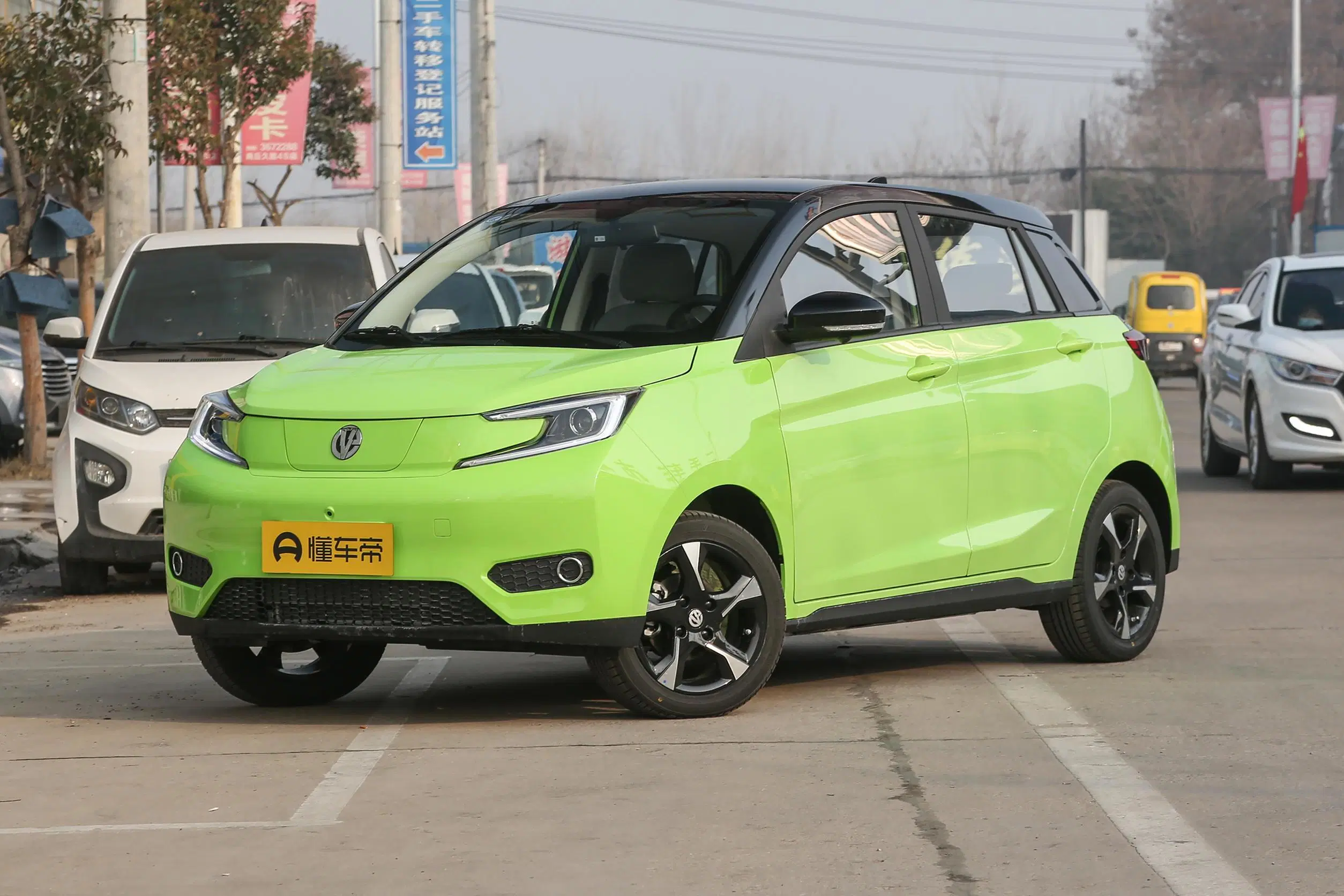 Popular Export Compact Electric Cars Young Guangxiaoxin Small Car with Popular Color Lime Green