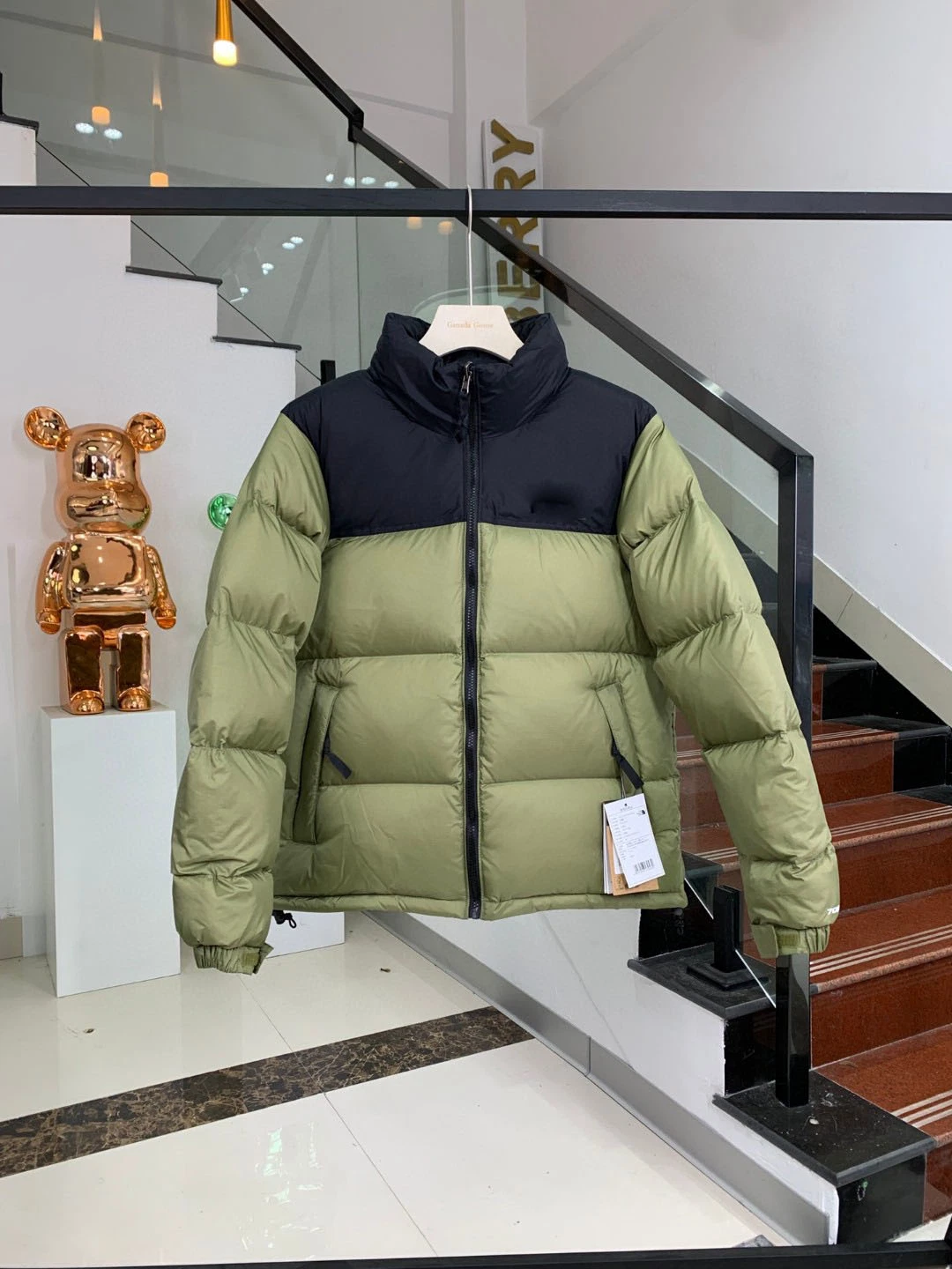 Куртка с пуховым наполнителем оптом Зимняя одежда дизайнера OutWear Downshoat Одежда