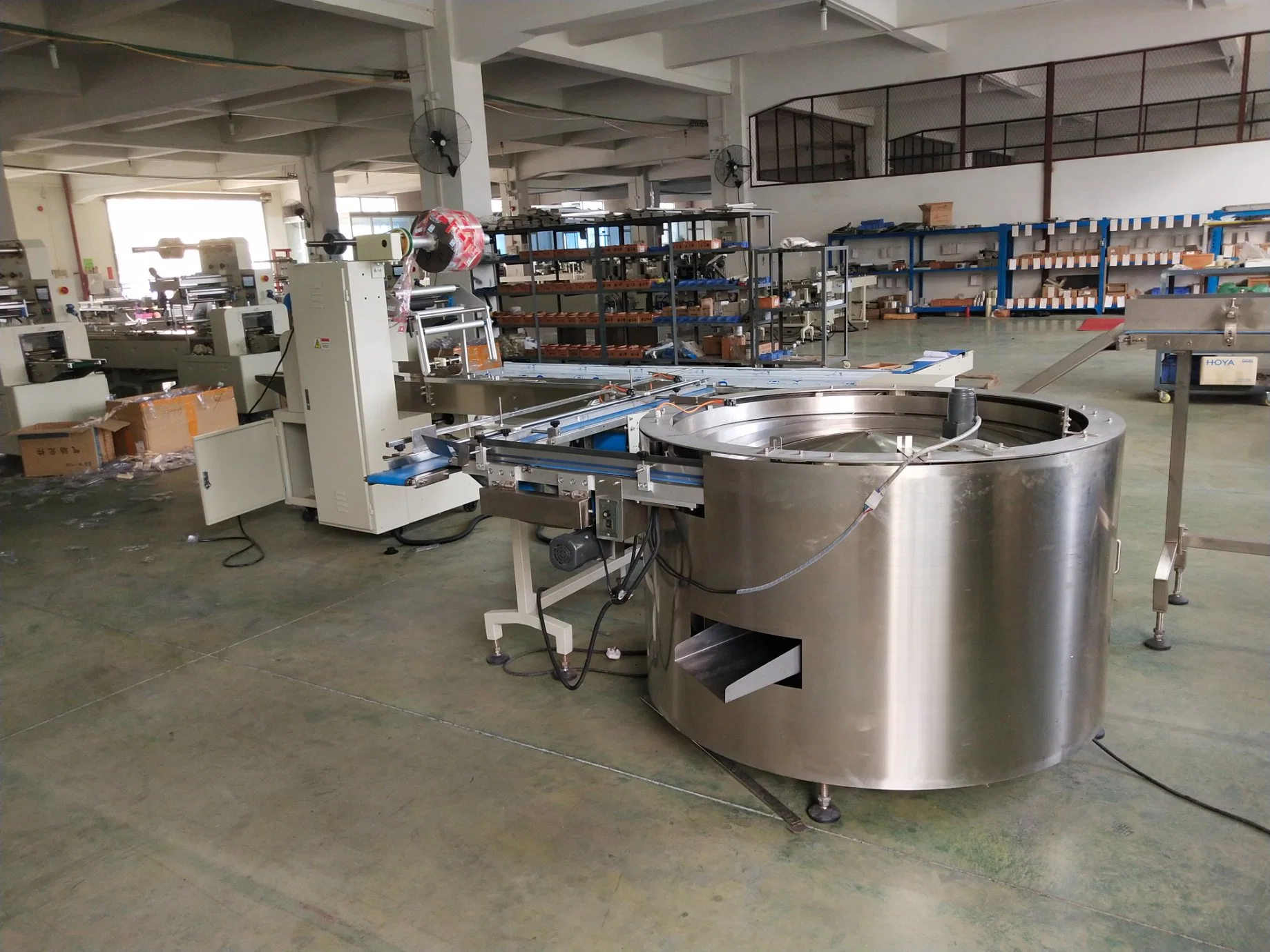 Turntable Vibrating Conveyor Belt Rice Cake Stretch Film Packaging Machine Moon Cake Automatic Vacuum Wrapping Machine