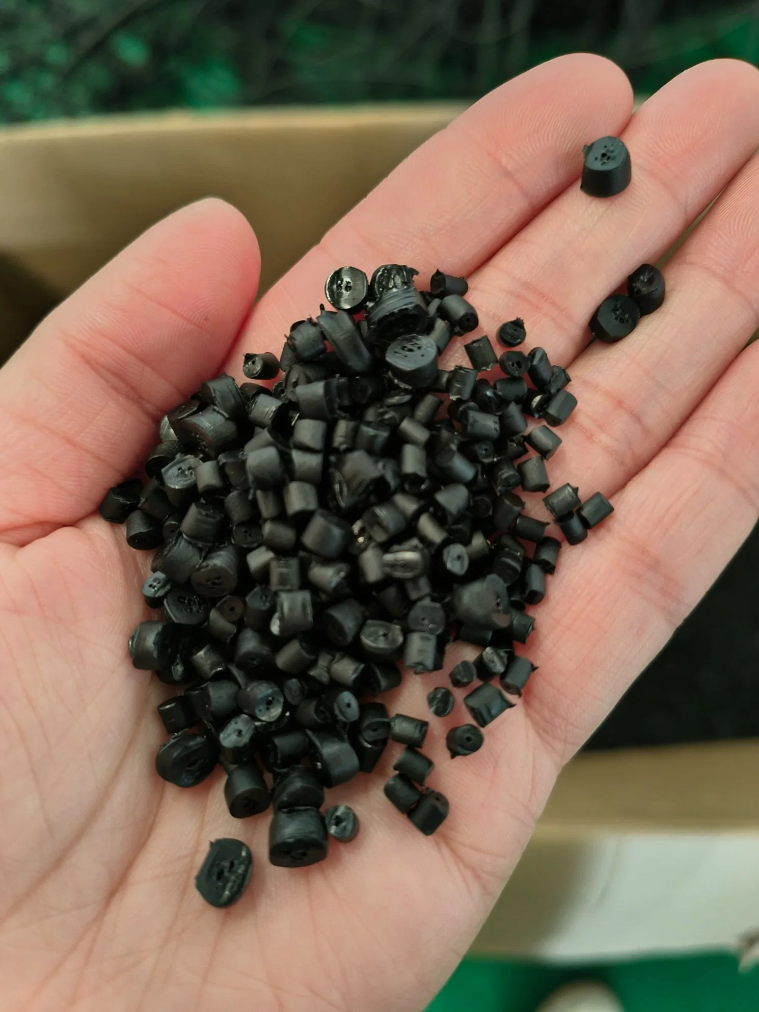 ماكينة التبشيرية البلاستيكية عالية الإخراج للحيوان المكسور HDPE قنينة رضاعة أسطوانة ماسورة مطاطية مقطوع PVC PP PE سعر جيد لمحول إعادة تدوير الأفلام