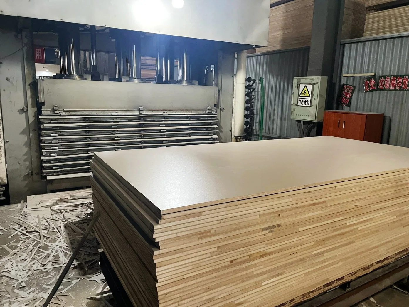 Chapa de madera laminado decorativo de prensa de papel laminado en caliente de melamina en caliente de la máquina de prensa