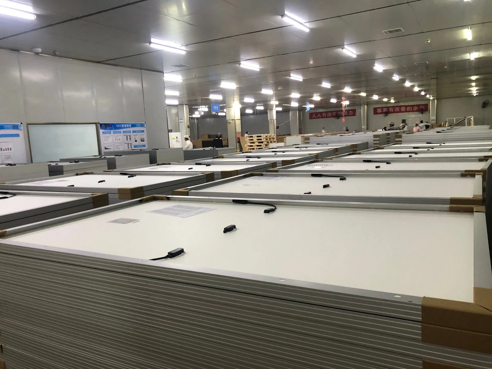 550W Runsol PV Longi Panneau solaire Module Grid Connect Energy Store 545W/555W/605W Perc Mono Hjt TUV Inmetro Mcs SGS Light Pumping System Lithuania Estonia Chile