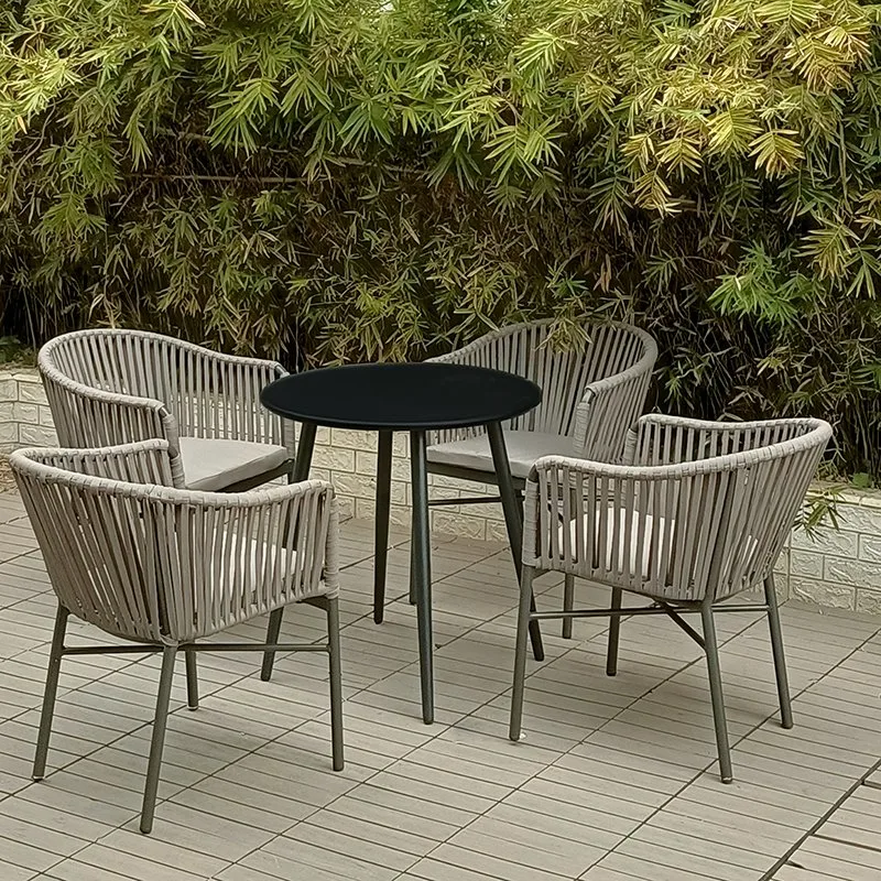 A moderna mesa de jantar Pátio Exterior do Hotel está situada no Pátio do Jardim de ratã Cadeira de jantar para sala de estar com móveis