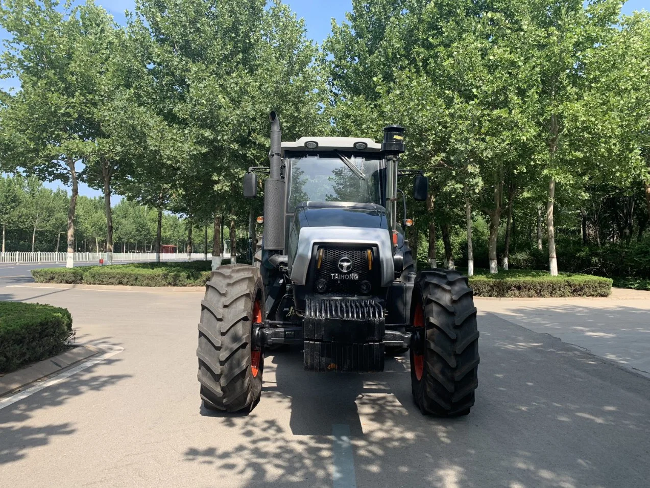 Weifang Taihong 260HP Agricultural Tractors with Raidial Tire