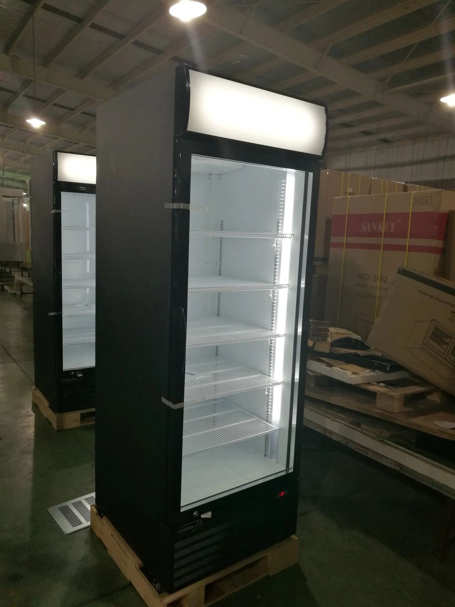 Vertical Display Cooler Auto Defrost R600A Gas Strong Cooling