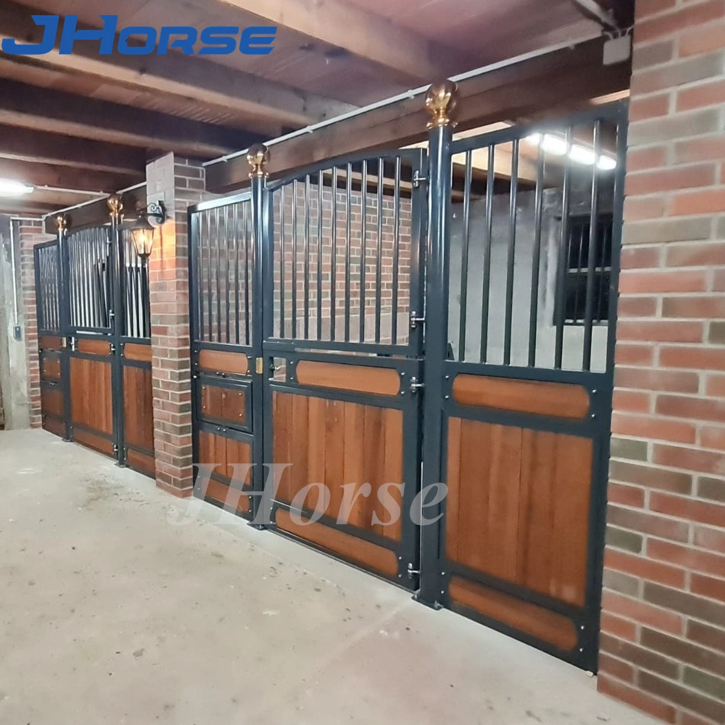 Style de luxe vente en gros à l'Est Installer Free Design Horse stable avec chargeur de pivotement