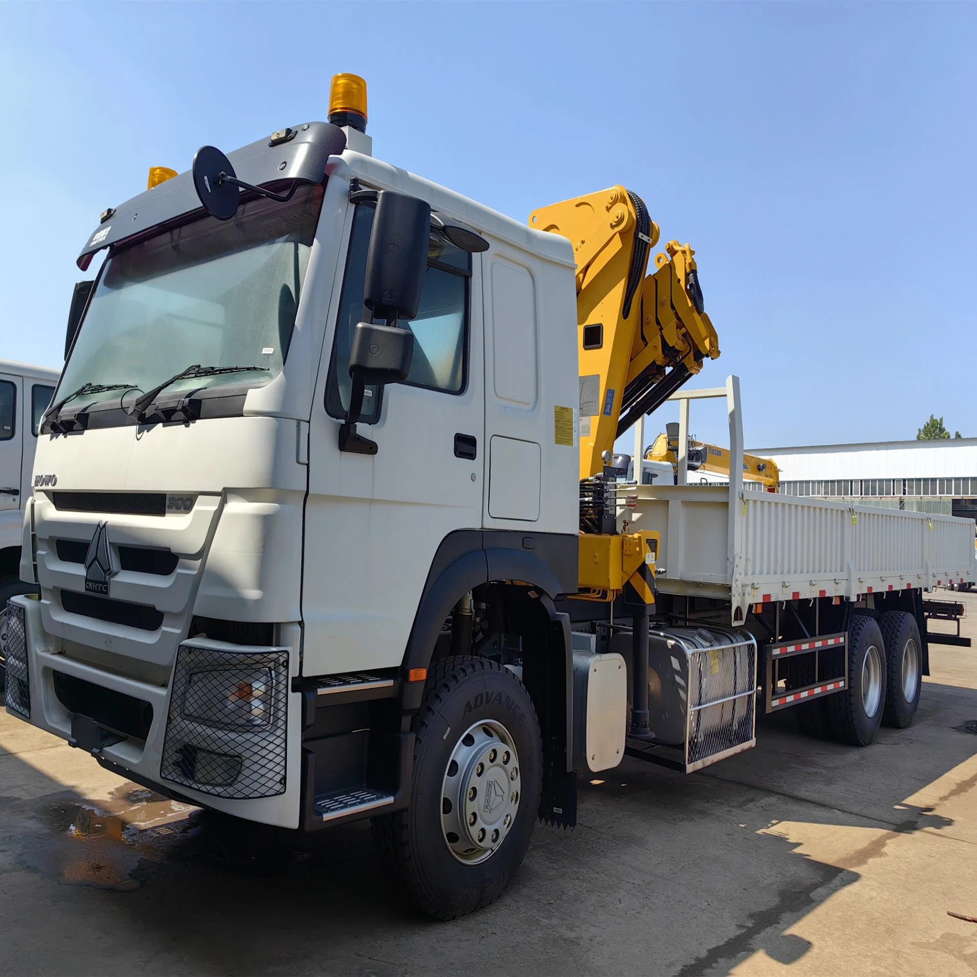 Sinotruck Sinotrk HOWO 4X2 6X4 8371HP 420HP المستخدمة الجديدة حمولة الرافعة المُثبَّتة بذراع الرافعة الخاصة بصندوق التفريغ الثقيل شاحنة مسطحة