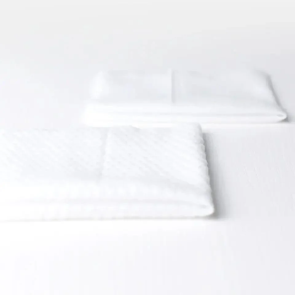 مصنع مناديل مبللة مخصصة قماش تنظيف غير منسوج مناديل تنظيف بيضاء قابلة للتصرف مناديل مبللة للأطفال والكبار