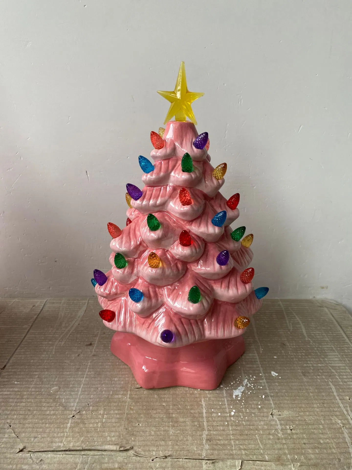 Sapin de Noël en céramique de couleur décor de sapin d'hiver pré-éclairé avec Sapin de Noël multicolore à petites lumières