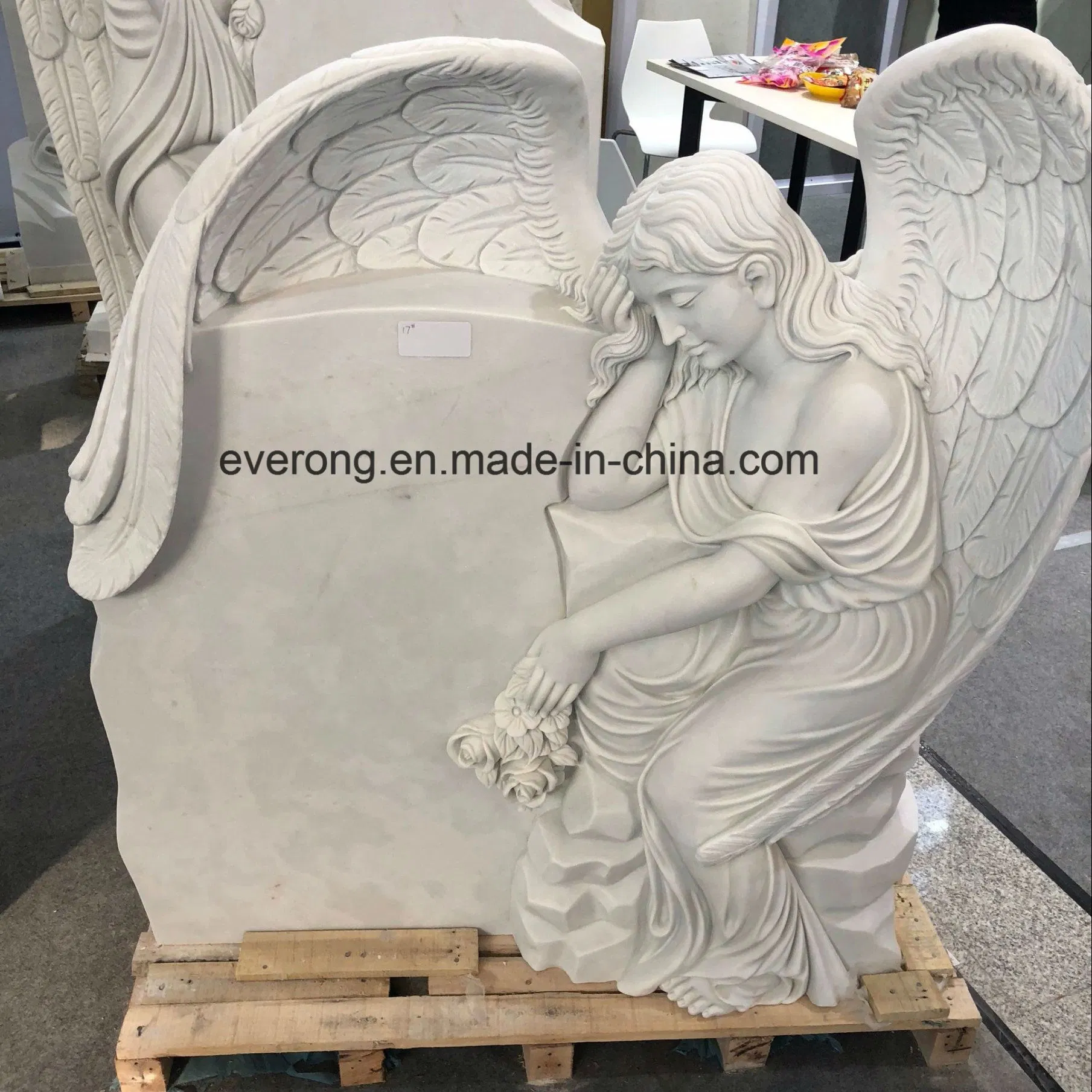 2019 New Design White Marble Monument Heart Tombstone with Weeping Angel Wings for Cemetery