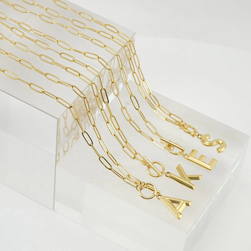 مجوهرات ثلاثية الأبعاد من الفولاذ المقاوم للصدأ مطلية بالذهب Letter A إلى Z الأبجدية 26 حرف كبير في حلقات البندل عقد النساء