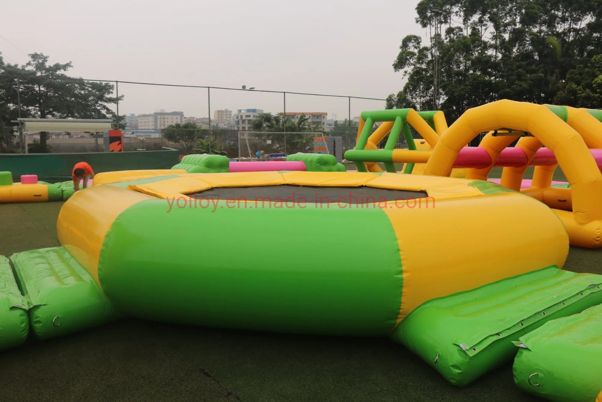 Castillo inflable con tobogán de agua