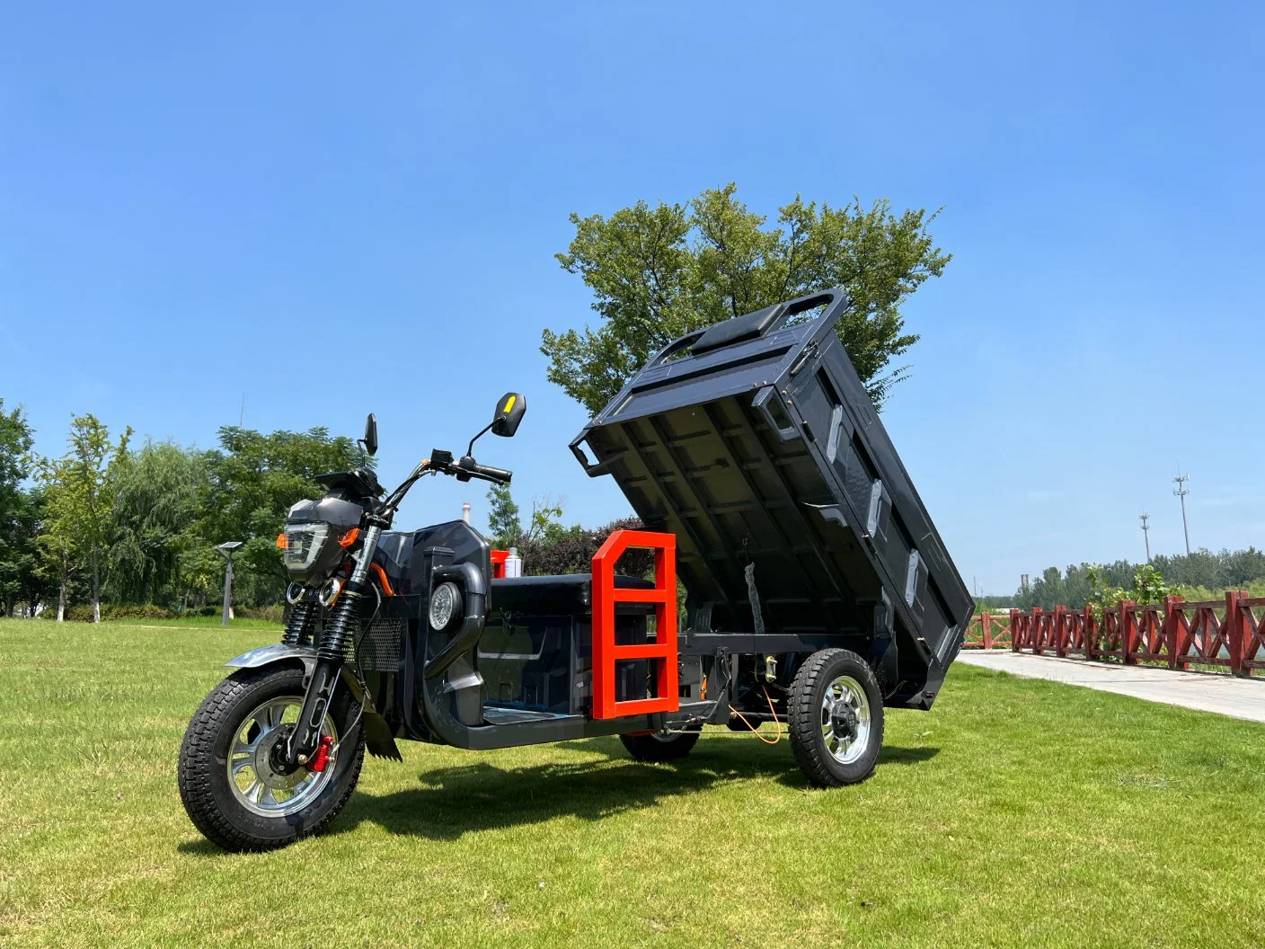 Scooter de mobilité à moto E-Bike 3 roues Vélo électrique Tricycle électrique à trois roues de transport de marchandises.