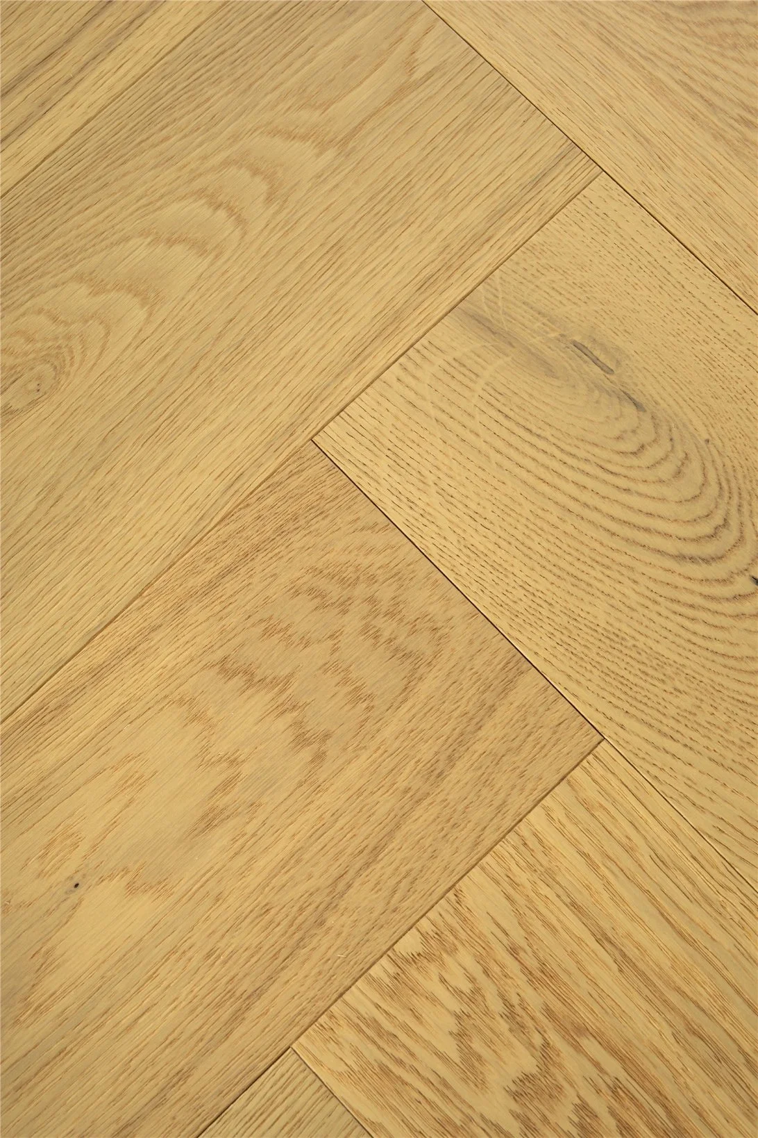 Latest Product Essence Engineered Oak Flooring/ Multi-Ply Parquet Flooring/Herringbone or Chevron Flooring