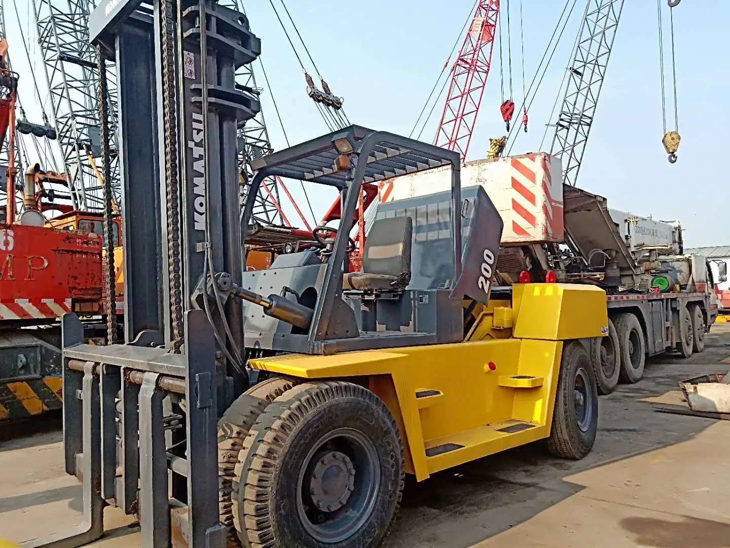 Moyen de levage d'Empilage chariot élévateur à fourche à palettes FD200 attachment élévateurs diesel Komatsu 20tonne