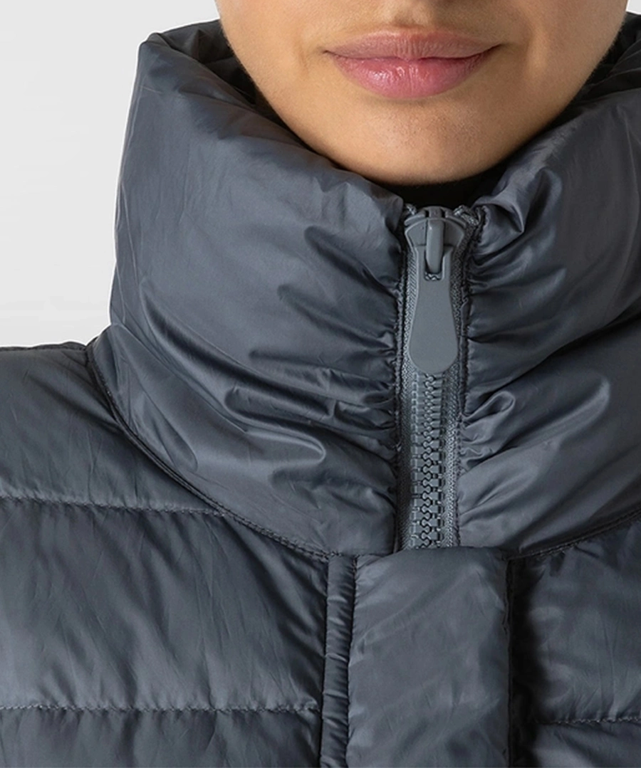 Las mujeres personalizadas OEM Down Jacket superligero bolsillos laterales de Nylon Material Reciclado largo invierno Edredones de untar cuello alto