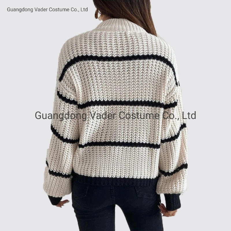 Pullovers de tricô para senhoras. Suéteres listrados são os mais vendidos para o outono e inverno.