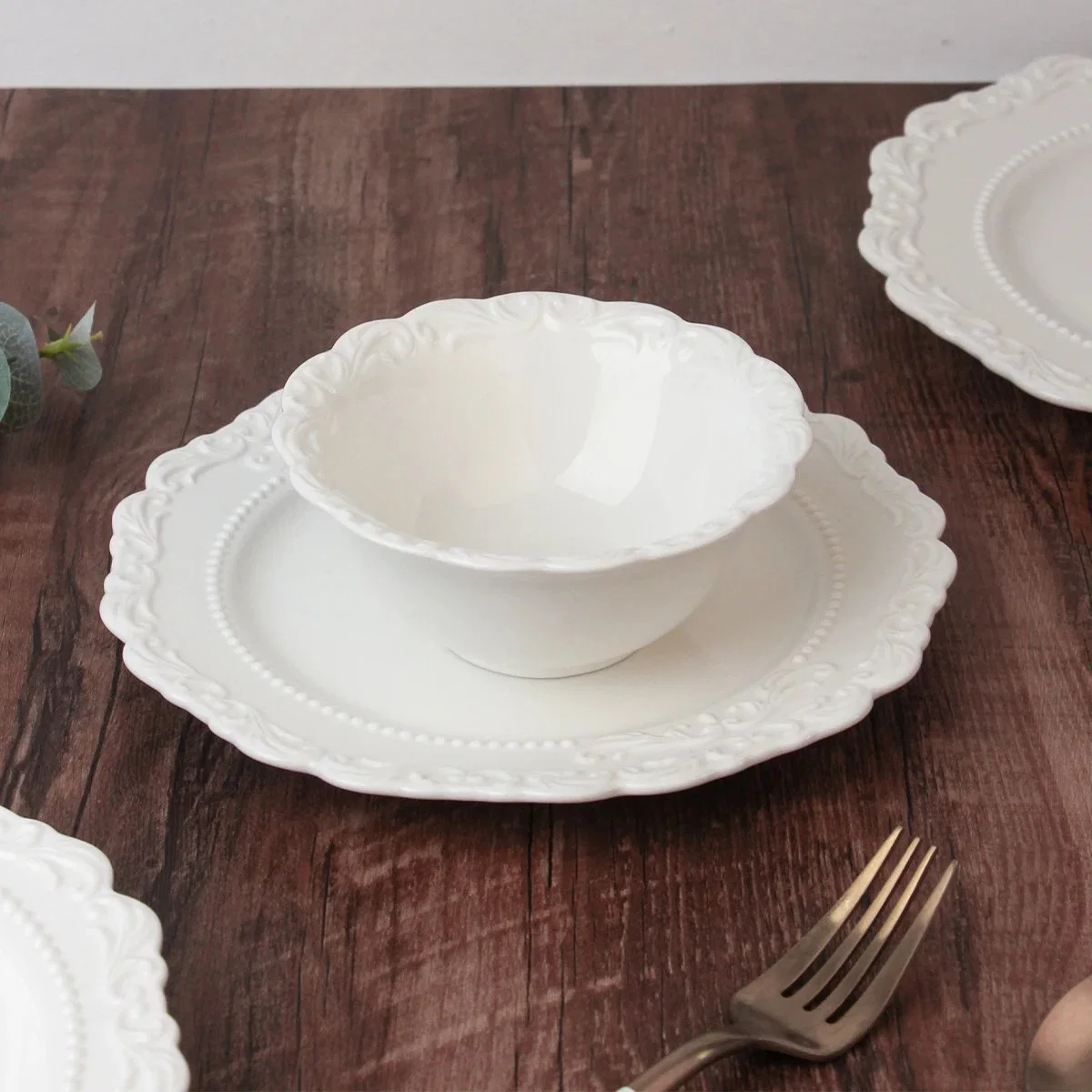 Supplier Wholesale/Supplier European Embossed Ceramic Plate Creative White Ceramic Dessert Cake Salad Plate Ceramic Tableware Set