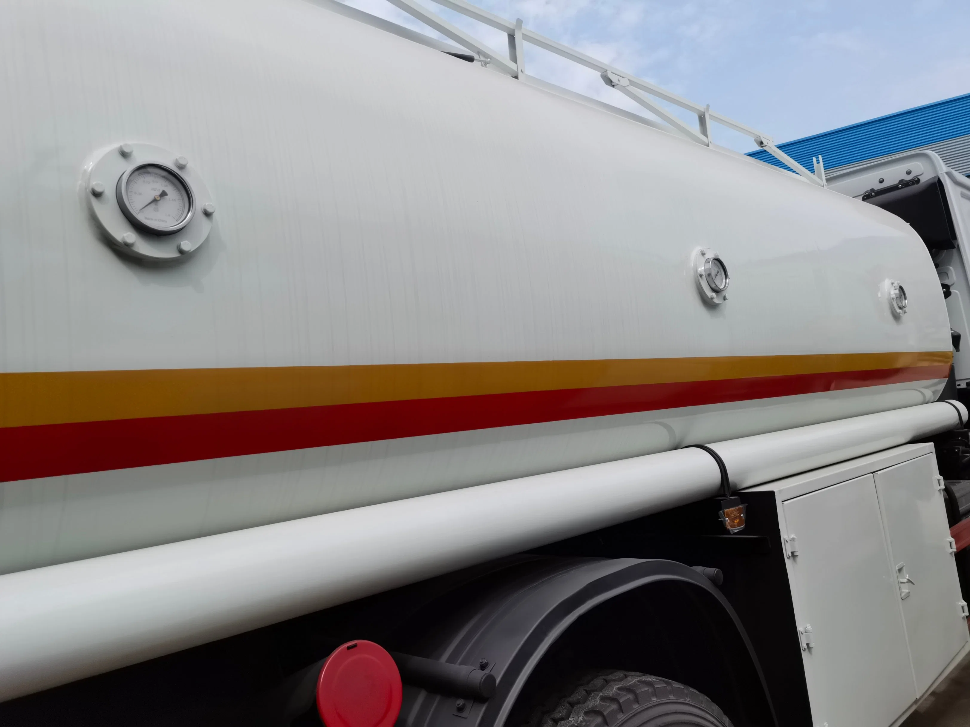 Sinotruck HOWO 4X2 Fuel Tank Truck 266HP 6 Cbm Oil Tanker Truck Mobile Oil Dispenser Brand New