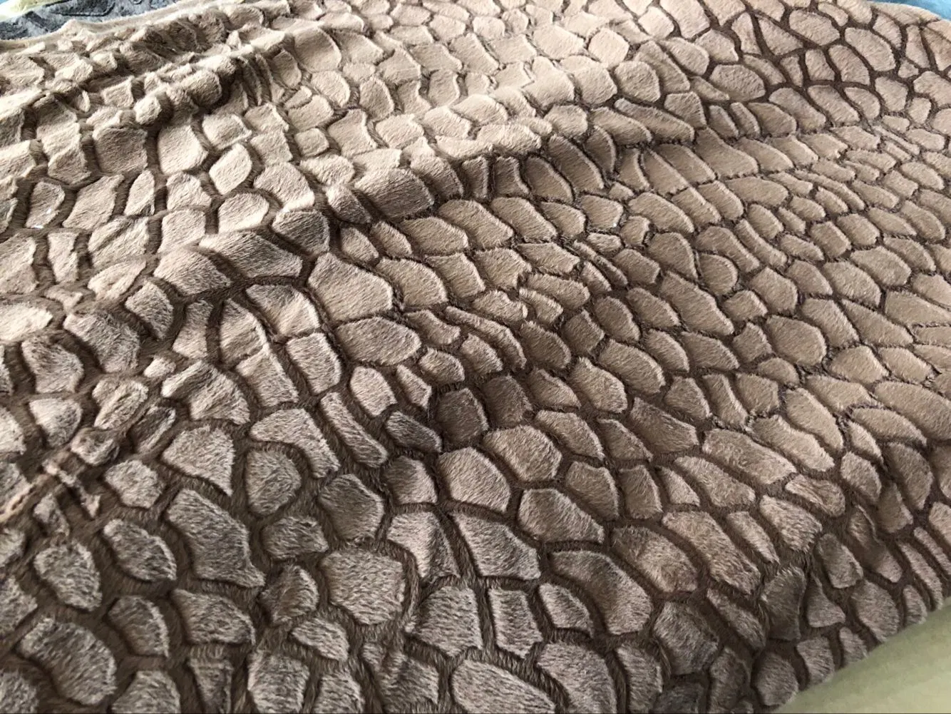 Manufacturer Wholesale/Supplier New Style Feather Stamping Hot Silver Long Pile Jacquard PV Fleece Fabric for Cushion Pillow