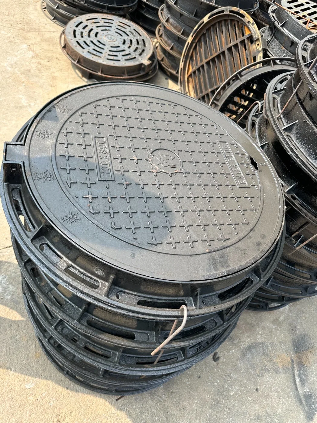 En124 D400 850*850 Cast Iron Ductile Iron Fuel Tank Rain Water Manhole Cover with Manhole Key